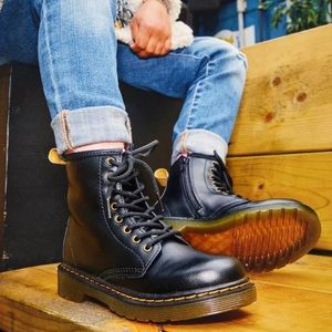 Unisex Kids Juniors Boys Girls Black Leather Dr. Martens Combat Boots Shoes 3